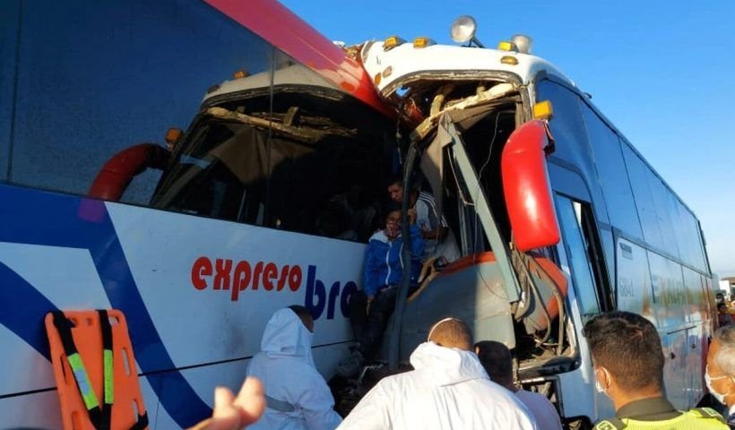 El trágico accidento ocurrió en el kilómetro 54 de la vía Riohacha - Maicao. Varios pasajeros terminaron expulsado fuera del bus.